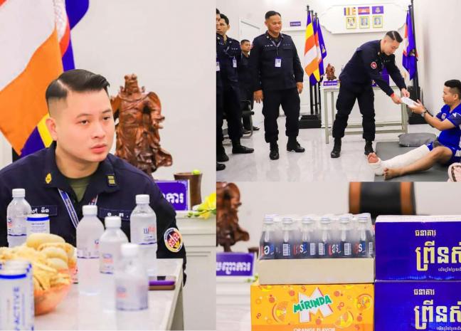 លោកវរសេនីយ៍ឯក សៀ ទីន បានដឹកនាំក្រុមការងារ អាវុធហត្ថរាជធានីភ្នំពេញ ចុះសួរសុខទុក្ខ សមាជិកអាវុធហត្ថខណ្ឌបឹងកេងកងម្នាក់ ដែលបានជួបឧបទ្ទវហេតុកំឡុងពេលប្រកួតកីឡាបាល់ទាត់បណ្តាលឲ្យរបួសបាក់ជើង!
