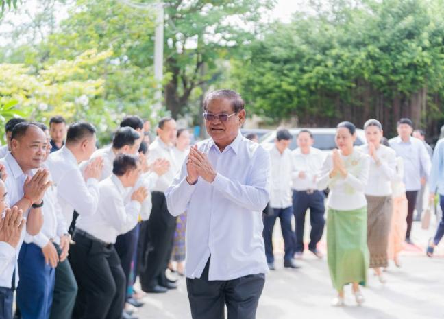សម្ដេច​ក្រឡា​ហោម​ ស​ ខេង​ និង​លោកជំទាវ​ អញ្ជើញ​ប្រារព្ធ​ពិធីបុណ្យកាន់បិណ្ឌវេនទី១២ ប្រគេនជូនវត្តចំនួន១៥ ក្នុងខេត្តបាត់ដំបង