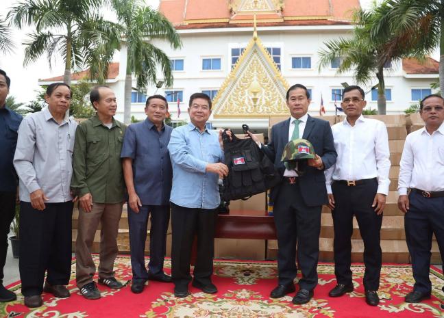 អភិបាលខេត្តពោធិ៍សាត់ អញ្ជើញទទួលសម្ភារយោធា ពីសប្បុរសជនដើម្បីផ្តល់ជូនវីរកងទ័ពកំពុងឈរជើងការពារខ្សែបន្ទាត់ព្រំដែន