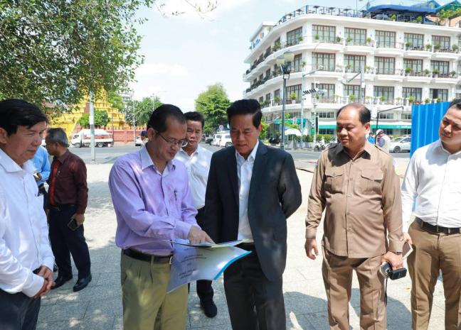 ឯកឧត្ដម ឃួង ស្រេង អញ្ជើញចុះពិនិត្យមើលទីតាំងសាងសង់បន្ទប់ទឹកសាធារណៈ ជូនពលរដ្ឋ និងជួសជុលច្រាំងទន្លេមួយចំណែកឡើងវិញ មានទីតាំងស្ថិតនៅចំណុចរូបសំណាកតេជោមាស និងមុខវត្តឧណ្ណាឡោម