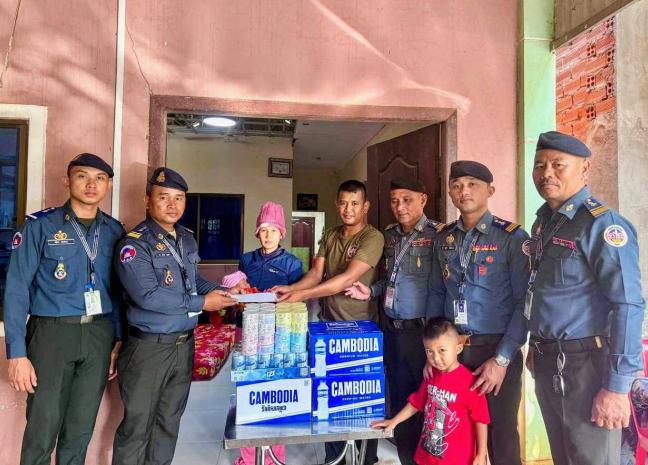 លោកវរសេនីយ៍ត្រី ចាន់ សូផា​ ដឹកនាំ​មន្ត្រី​ក្រោមឱវាទ​ចុះសួរសុខទុក្ខលោកវរសេនីយ៍ត្រី ផាត ផារ៉ូ នាយទាហាន កងរាជអាវុធហត្ថខេត្តសៀមរាប ដែលភរិយាទេីបសម្រាលកូនរួច​ នៅគេហដ្ឋាន