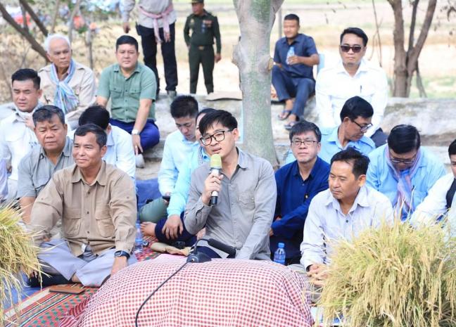 លោក ចេង ឌីណា អភិបាល​ នៃគណ:អភិបាលស្រុកខ្សាច់កណ្តាល​ ចុះសំណេះសំណាលសួរសុខទុក្ខ​ជាមួយប្រជាកសិករដែលទទួលរងនូវផលប៉ះពាល់ដោយគ្រោះរាំងស្ងួត និងកង្វះទឹកធ្វើស្រែប្រាំង និងចុះពិនិត្យមេីលទីតាំងបូមទឹក​