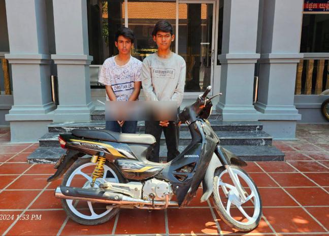 កម្មករសំណង់ទុកម៉ូតូចោលភ្លេចចាក់សោរក្បែរបន្ទប់ ព្រឹកឡើងបាត់ម៉ូតូទៅប្តឹងសមត្តកិច្ចចាប់បាន២នាក់និងយកម៉ូតូបានមកវិញ